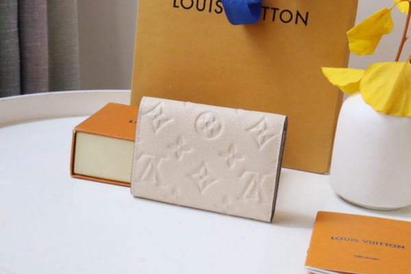 Louis Vuitton Single Doudou Coin Purse - White - Image 5